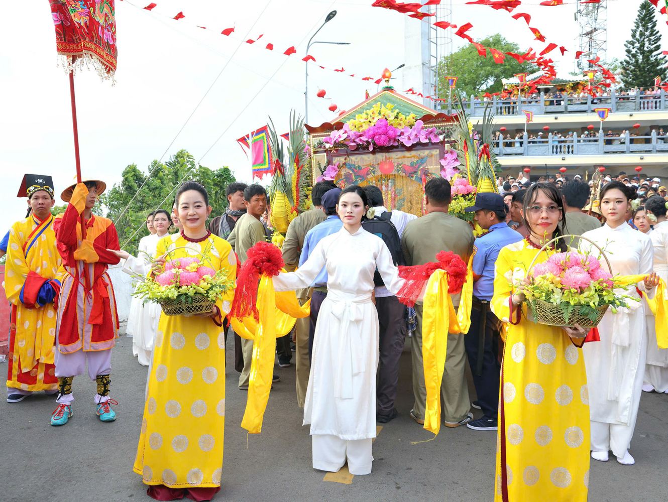 le-phuc-hien-ruoc-tuong-ba-chua-xu-nui-sam-4